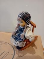 Petite poupée assise sur rocking chair, Collections, Maisons de poupées & Accessoires, Comme neuf, Enlèvement ou Envoi