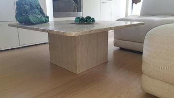 Table basse carrée en marbre travertin italien +/- 90 cm.