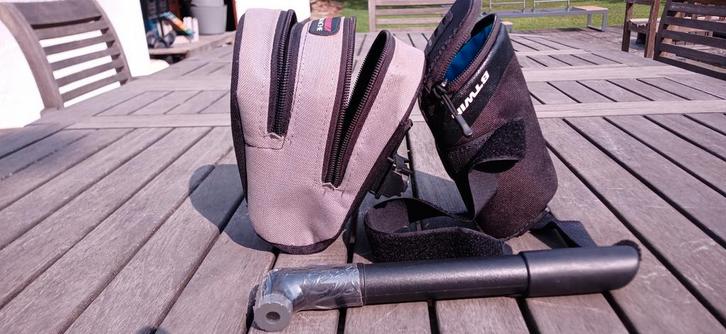 Pompe vélo + 2 sacoches de selle, Fietsen en Brommers, Fietsaccessoires | Fietstassen, Gebruikt, Ophalen