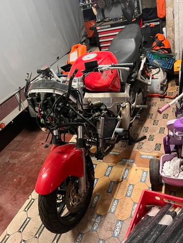 Moto Honda VFR 800 FI + nombreuses pièces 