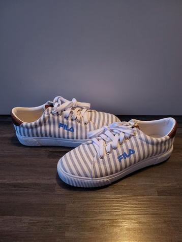 Fila sneakers. Wit blauw gestreept met bruine hiel/ maat 41 beschikbaar voor biedingen
