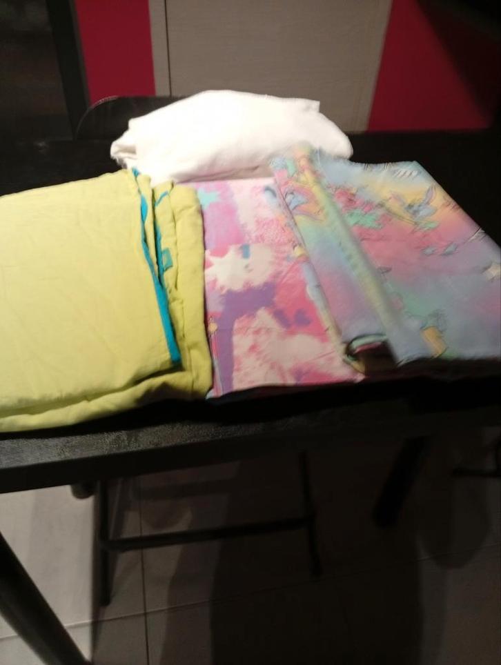 Set van verschillende babydekbedovertrekken en lakens, Kinderen en Baby's, Overige Kinderen en Baby's, Zo goed als nieuw, Ophalen of Verzenden