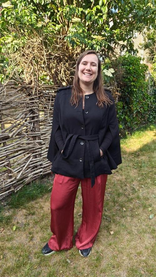 Elegante zwarte mantel cape, Kleding | Dames, Jasjes, Kostuums en Pakken, Zo goed als nieuw, Jasje, Maat 38/40 (M), Zwart, Ophalen of Verzenden