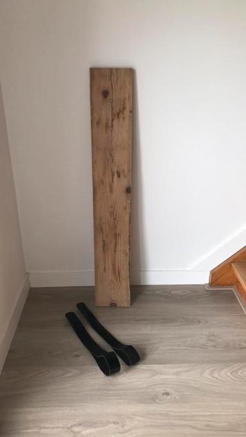 Houten wandplank met lederen plankdragers beschikbaar voor biedingen