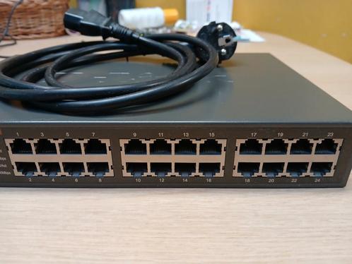 Switch Ethernet 10/100 D-Link DES-1024D pour 30€, Computers en Software, Netwerk switches, Zo goed als nieuw, Ophalen