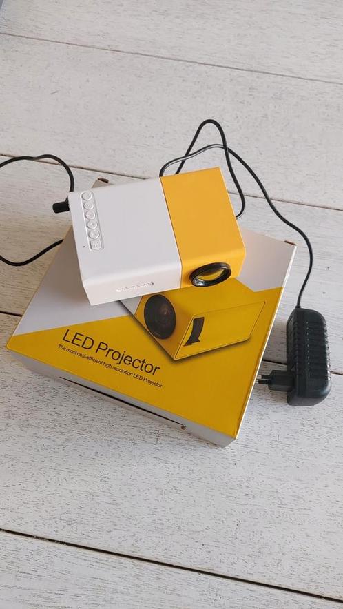 LED beamer / projector, Audio, Tv en Foto, Beamers, Zo goed als nieuw, LED, Full HD (1080), Ophalen of Verzenden