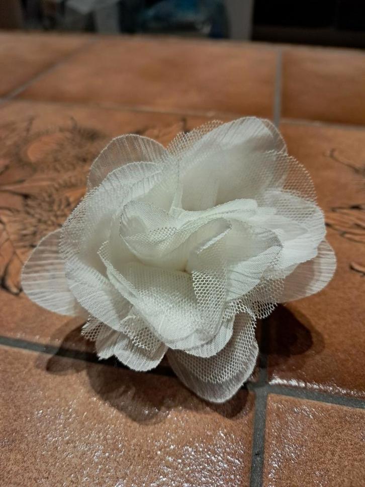 Broche-pince de cérémonie en tissu rose crème, Bijoux, Sacs & Beauté, Broches, Autres matériaux, Rose, 4 à 7 cm, Enlèvement ou Envoi