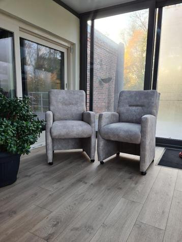 2 stoelen met wieltjes beschikbaar voor biedingen
