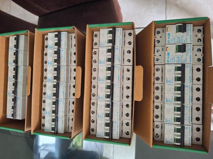 Stroomonderbrekers en differentieel, Doe-het-zelf en Bouw, Elektriciteit en Kabels, Gebruikt, Overige typen, Ophalen