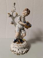 vintage Italiaans Capodimonte beeld jongen, Antiquités & Art, Antiquités | Porcelaine, Enlèvement ou Envoi