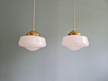 Paar Art Deco hangers in kegelvormig wit opaline beschikbaar voor biedingen