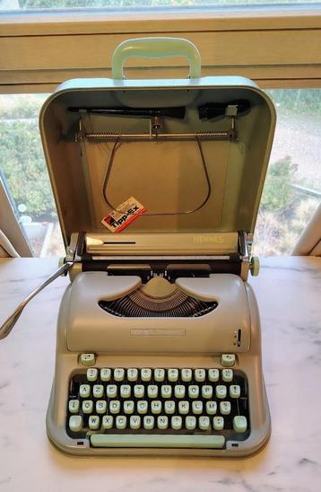 Retro en vintage typmachine beschikbaar voor biedingen