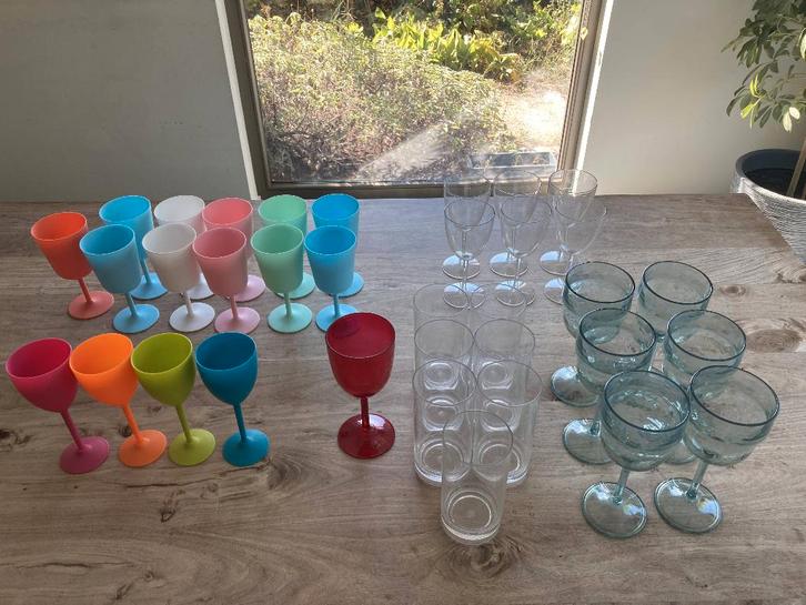 lot 35 degelijke plastic glazen op voet alles 15 euro, Verzamelen, Glas en Drinkglazen, Ophalen of Verzenden