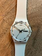 Montre Swatch blanche – Jour & date, Handtassen en Accessoires, Horloges | Dames, Ophalen of Verzenden, Zo goed als nieuw, Swatch