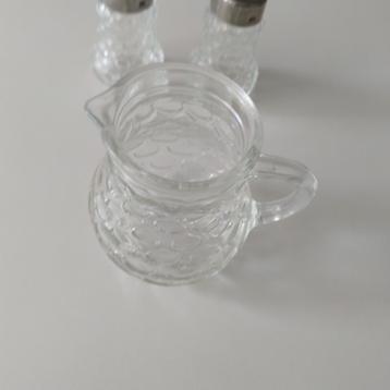 Peper-, zoutstel en melkpotje beschikbaar voor biedingen