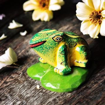 Petite grenouille sur nénuphar en bois léger beschikbaar voor biedingen