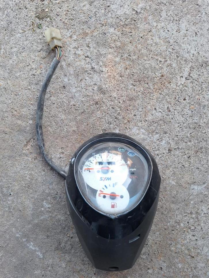 Sym mio kilometer teller 50cc scooter, Fietsen en Brommers, Brommeronderdelen | Algemeen, Ophalen of Verzenden
