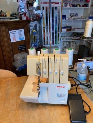 Bernina 700D lockmachine