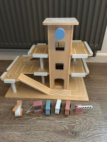 Houten autogarage beschikbaar voor biedingen