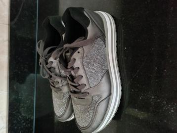 Grijze Glitter Sneaker Maat 38 beschikbaar voor biedingen