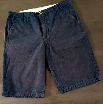 Marineblauw herenshort beschikbaar voor biedingen