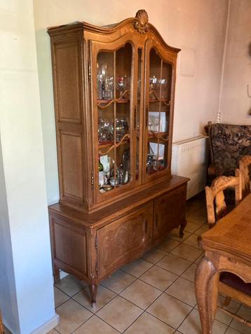 Vitrinekast beschikbaar voor biedingen