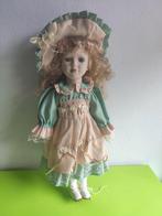 Porseleinen pop met echte wimpers, hoed & groen oranje jurk, Verzamelen, Poppen, Gebruikt, Ophalen of Verzenden, Pop