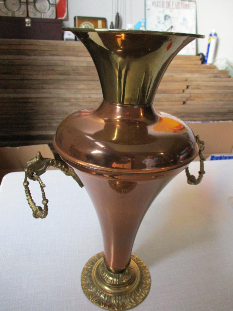 koperen vaas met 2 drakenkoppen op de handvaten, Antiek en Kunst, Ophalen of Verzenden, Koper