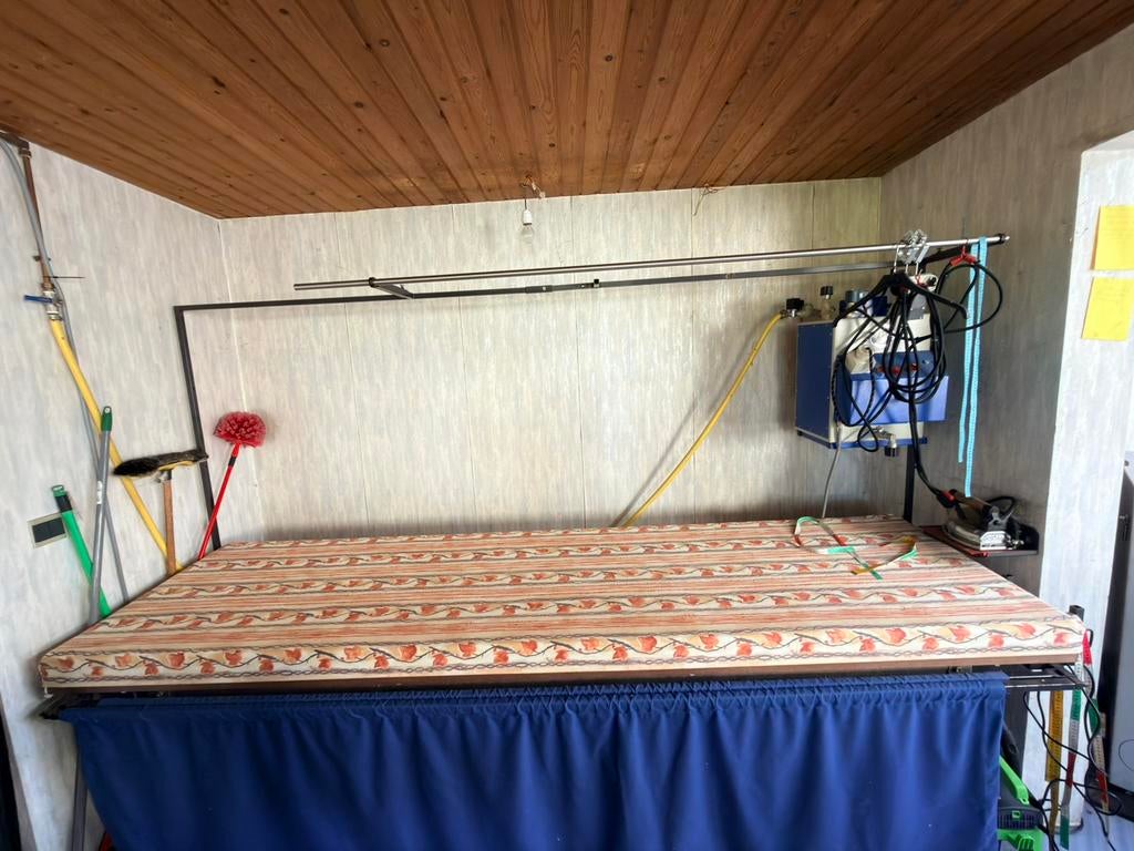 Industriële strijktafel met stoomgenerator en strijkijzer, Ophalen, Zo goed als nieuw, Strijkijzer met snoer