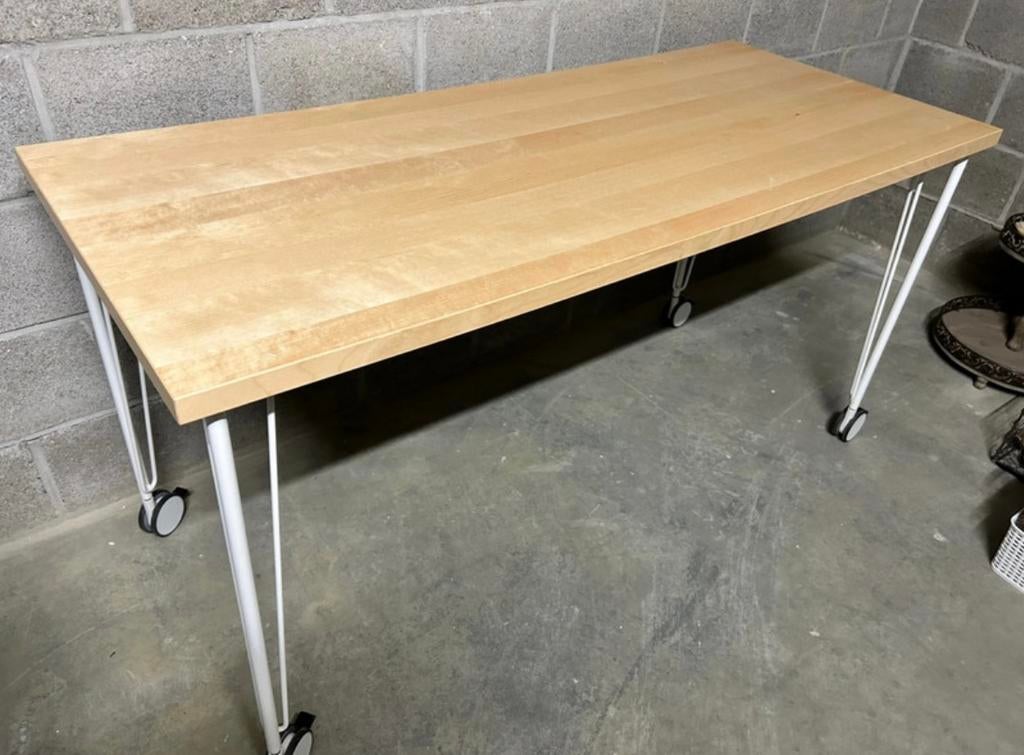 IKEA bureau met beuken blad en witte poten op wieltjes, Huis en Inrichting, Bureaus, Zo goed als nieuw, IKEA, Ophalen