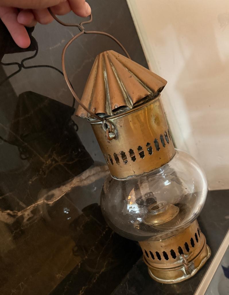 Antieke koperen stallamp, Ophalen