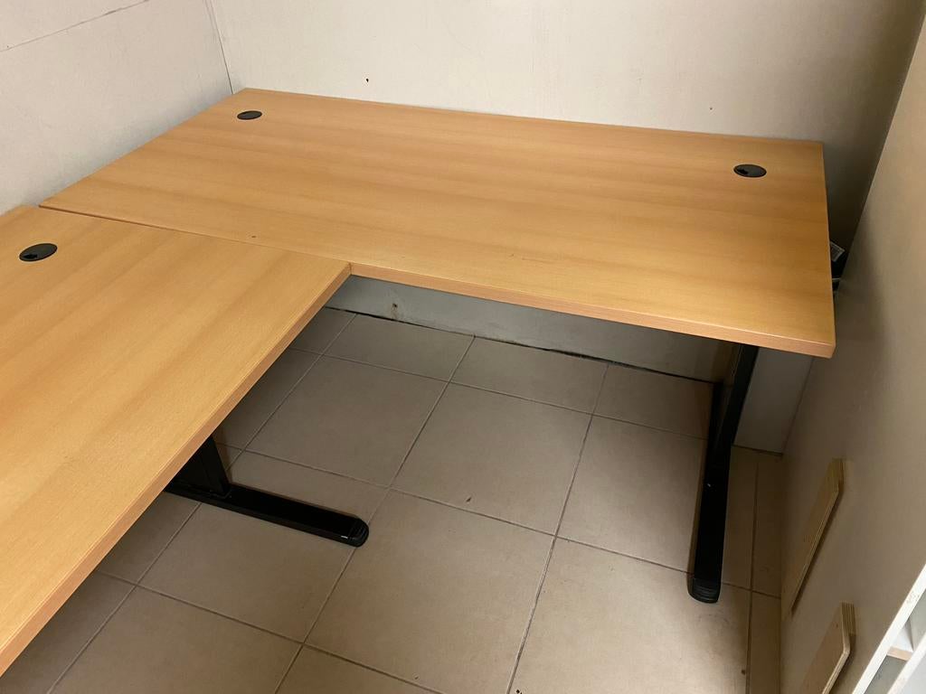 Bureau’s Ahrend met ingebouwd kabelgootje, Ophalen, Zo goed als nieuw