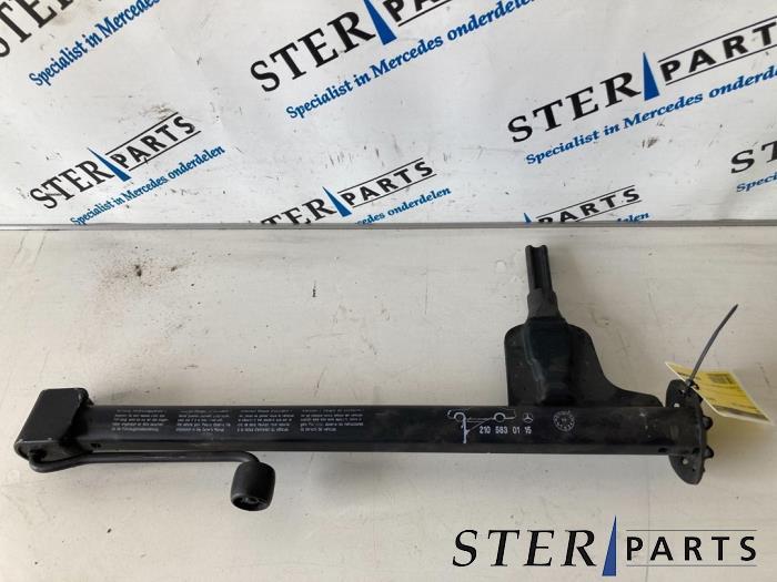 Cric d'un Mercedes E-Klasse, Autos : Pièces & Accessoires, 3 mois de garantie, Utilisé, -, -