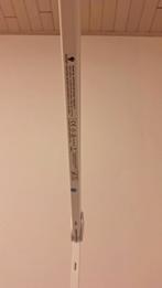 Facesteamer en vergrootlamp voor schoonheidsspecialiste