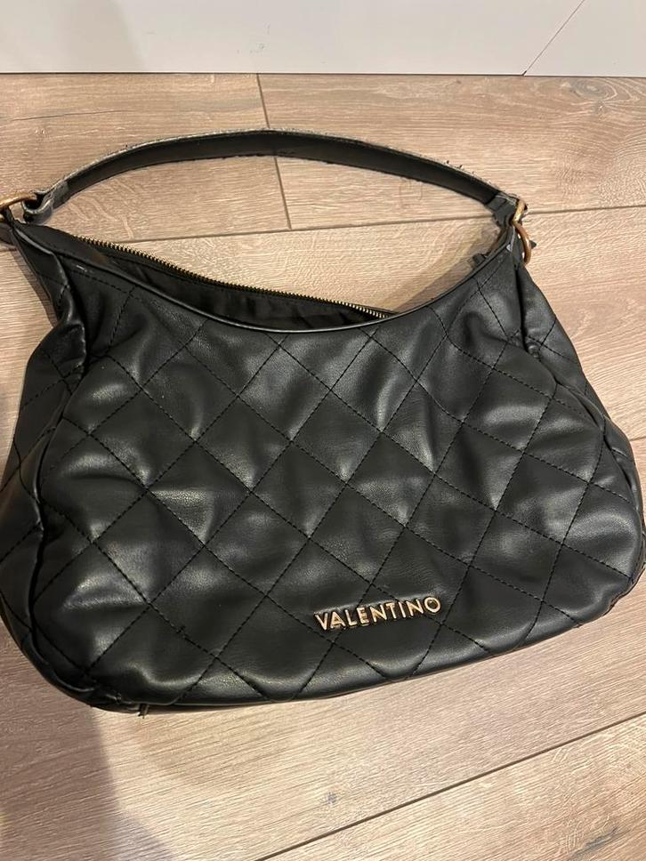 Zwarte Valentino handtas – met gebruiksporen, Handtassen en Accessoires, Tassen | Damestassen, Gebruikt, Handtas, Zwart, Ophalen