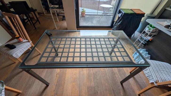 Table à manger en verre et métal noir, Enfants & Bébés, Chambre d'enfant | Lits, Enlèvement