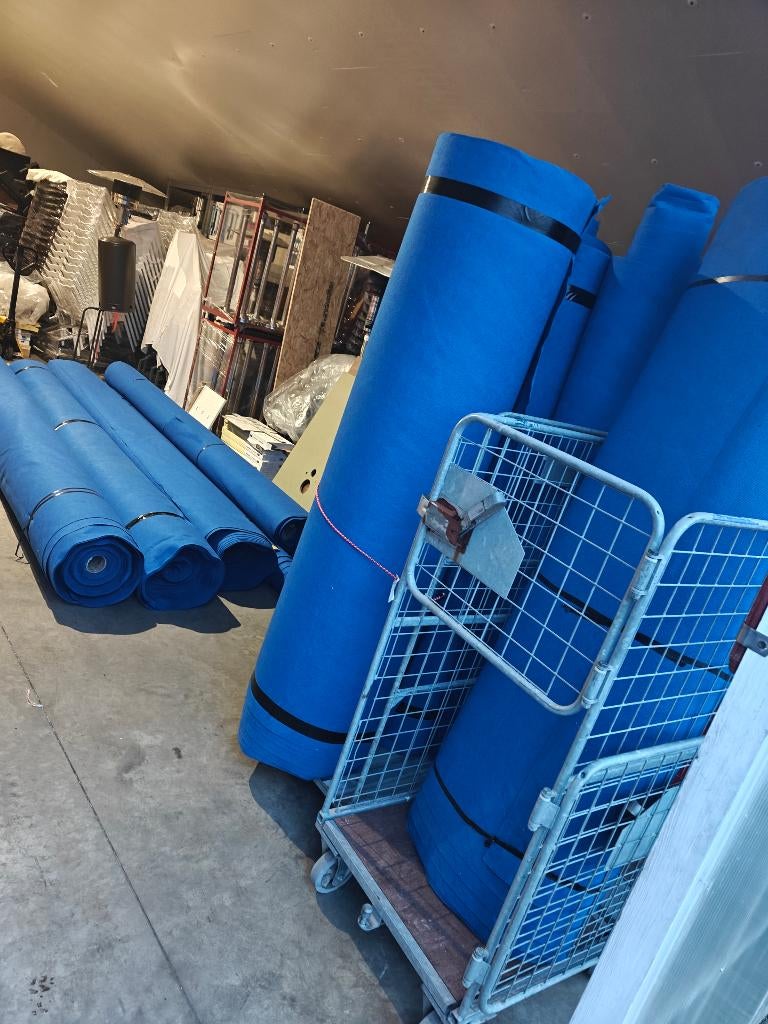 tapis posé une fois lors d'un événement, Maison & Meubles, Ameublement | Tapis & Moquettes, Comme neuf, Bleu, Enlèvement