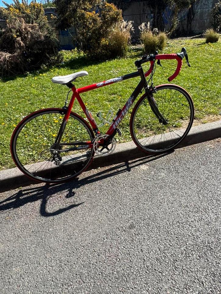 Vélo de course HICKER 2 MILA 28 pouces 18V., Vélos & Vélomoteurs, Vélos | Vélos de course, Comme neuf, Hommes, Autres marques