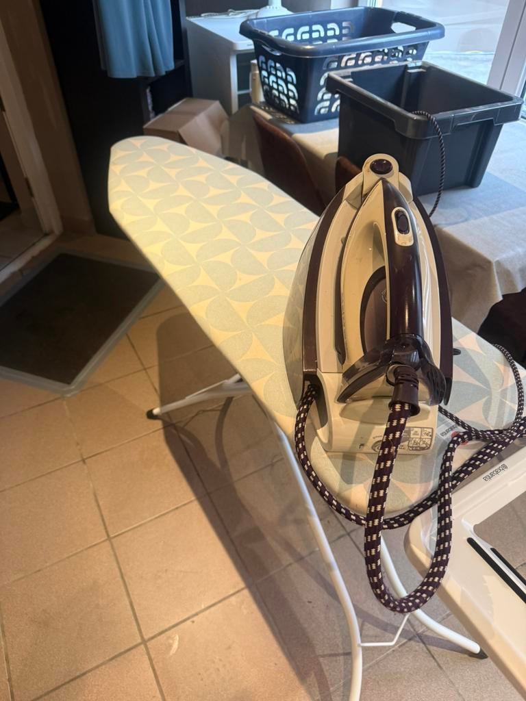 Strijkijzer en nieuwe plank, Ophalen, Zo goed als nieuw