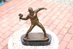 le lanceur de fleurs en bronze signé, BANKSY, Enlèvement ou Envoi, Bronze