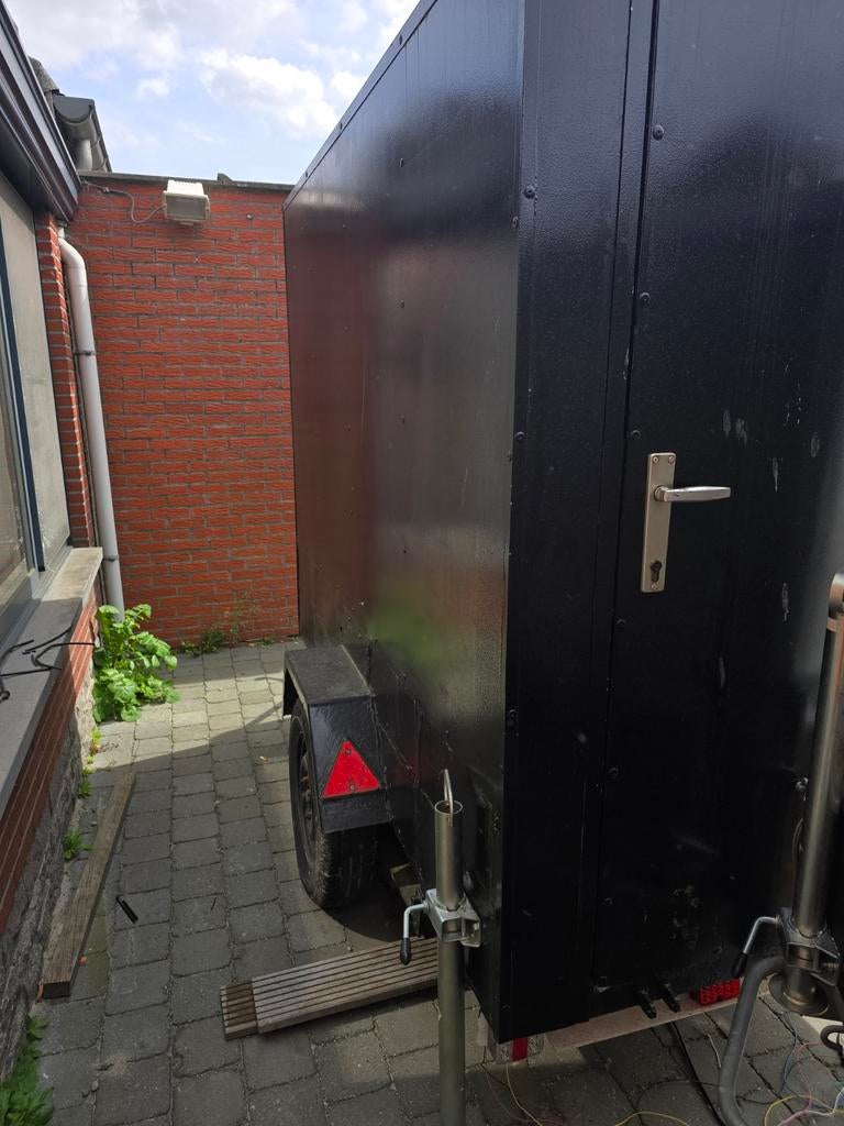 Gesloten aanhangwagen., Enlèvement