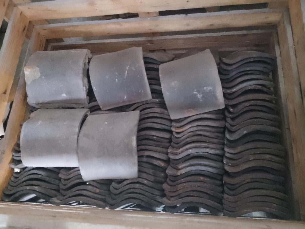 2 palettes de plus de 380 bacs Boomse et 5 cames, Bricolage & Construction, Tuiles & Revêtements de toit, Utilisé, Tuiles, Pierre ou Argile