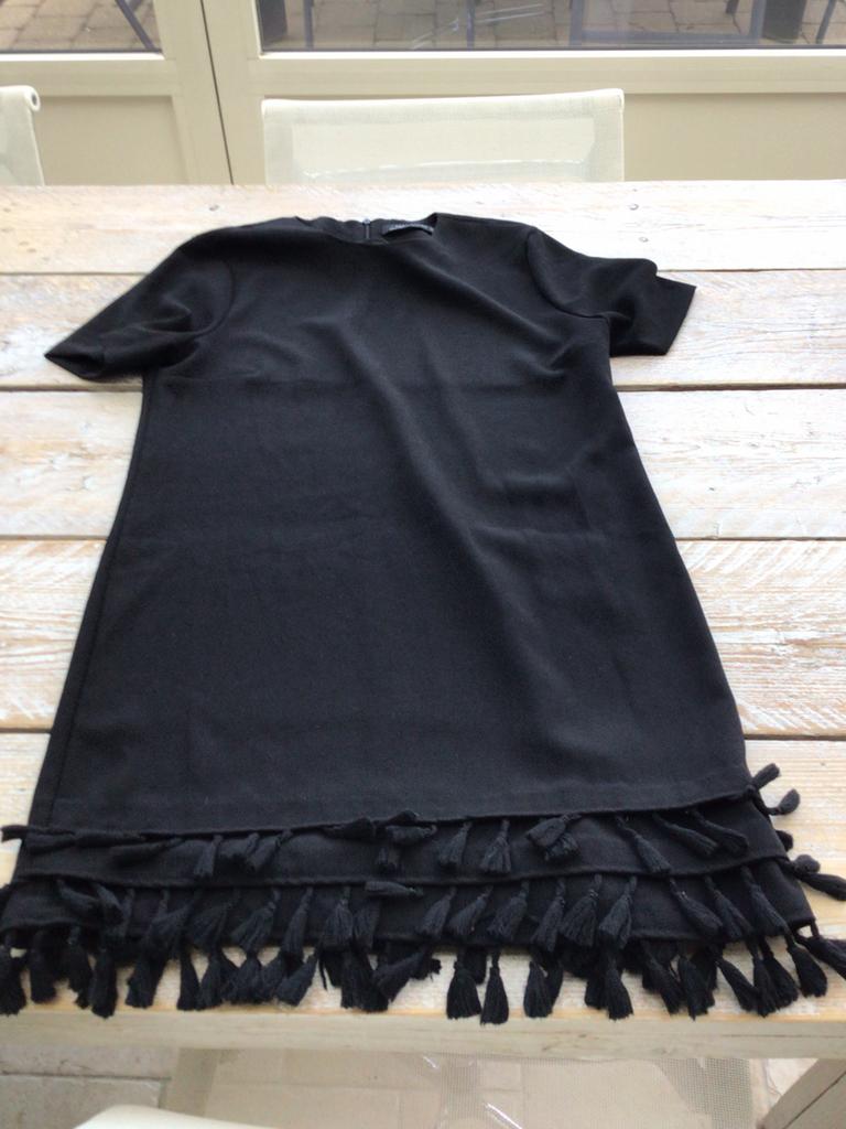 Zara zwart jurkje met franjes onderaan. Mt. M, Ophalen of Verzenden, Zo goed als nieuw, Zwart
