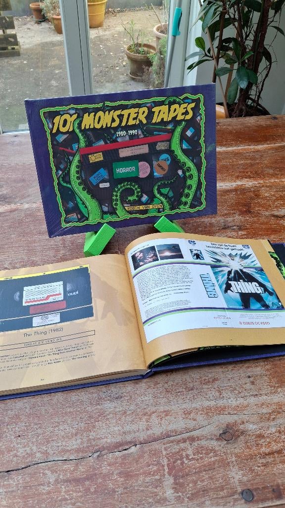 101 Monster Tapes 1980 - 1990 (Ex-rental video boek NL), Livres, Cinéma, Tv & Médias, Neuf, Domaine spécialisé ou Industrie du cinéma