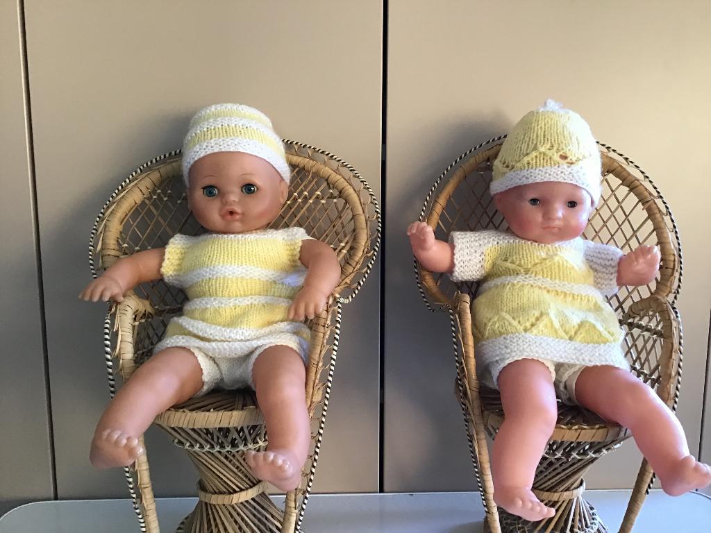 2 belles poupées avec des vêtements tricotés, Enlèvement ou Envoi, Comme neuf