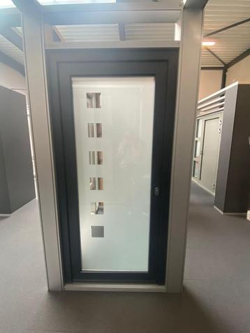 PVC/ALU toonzaaldeuren te koop beschikbaar voor biedingen