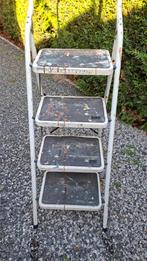 Trapladders. Zeer stevig. Alleen wat verf bij de ene, Ophalen