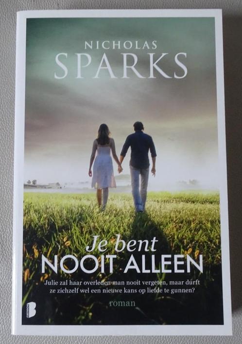 Je bent nooit alleen - Nicholas Sparks, Boeken, Romans, Zo goed als nieuw, Amerika, Ophalen of Verzenden