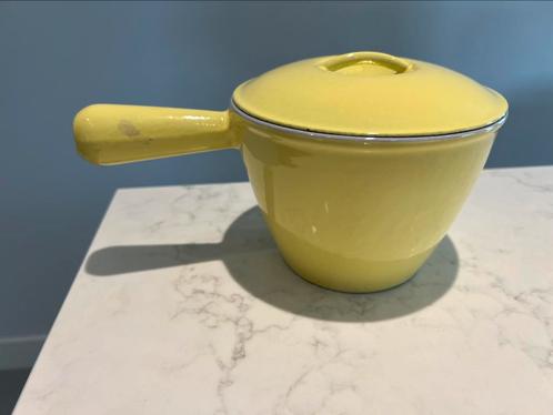 Gietijzeren (fondue) pan zacht geel in perfecte staat, Huis en Inrichting, Keuken | Potten en Pannen, Zo goed als nieuw, Koekenpan of Braadpan