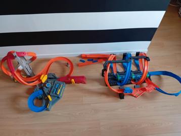 2 hot wheel race banen met veel autotjes beschikbaar voor biedingen